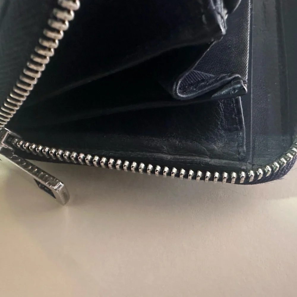 Pre-Owned Authentic Gucci Black Leather Zip Around Wallet - Picture 7 of 9